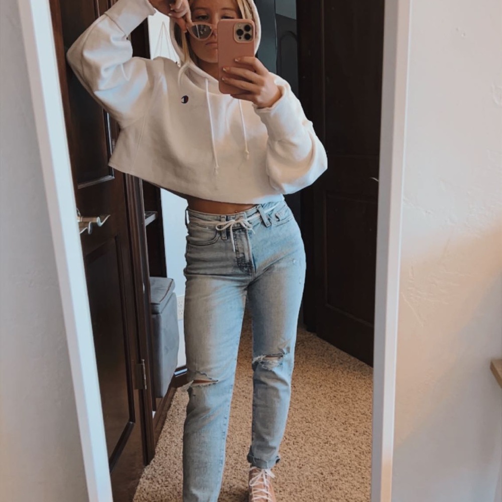 white cropped champion sweatshirt